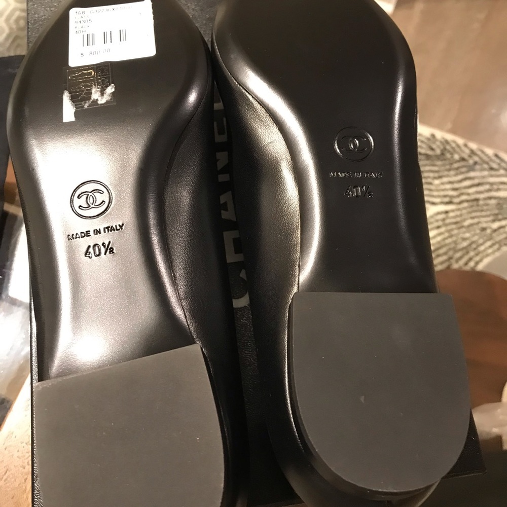 CHANEL LAMBSKIN FLATS . WITH PATENT LEATHER BOW - Picture 6 of 7